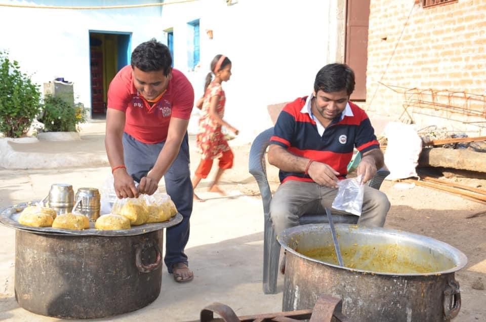 Social worker Divyanshu Mishra Anshu and his team also performed food, medicine distribution and blood donation in the lockdown