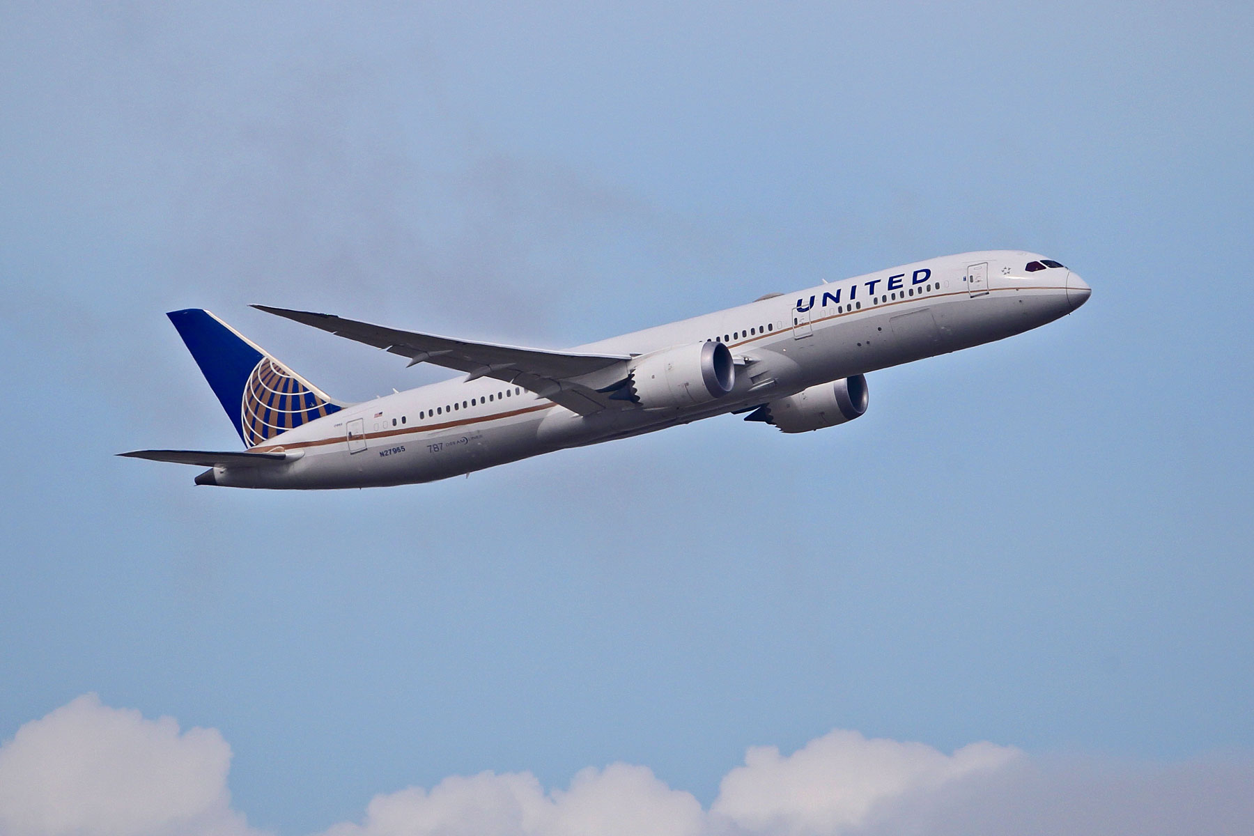 United Airlines empties plane prepared for take-off after various travelers get an ominous text message