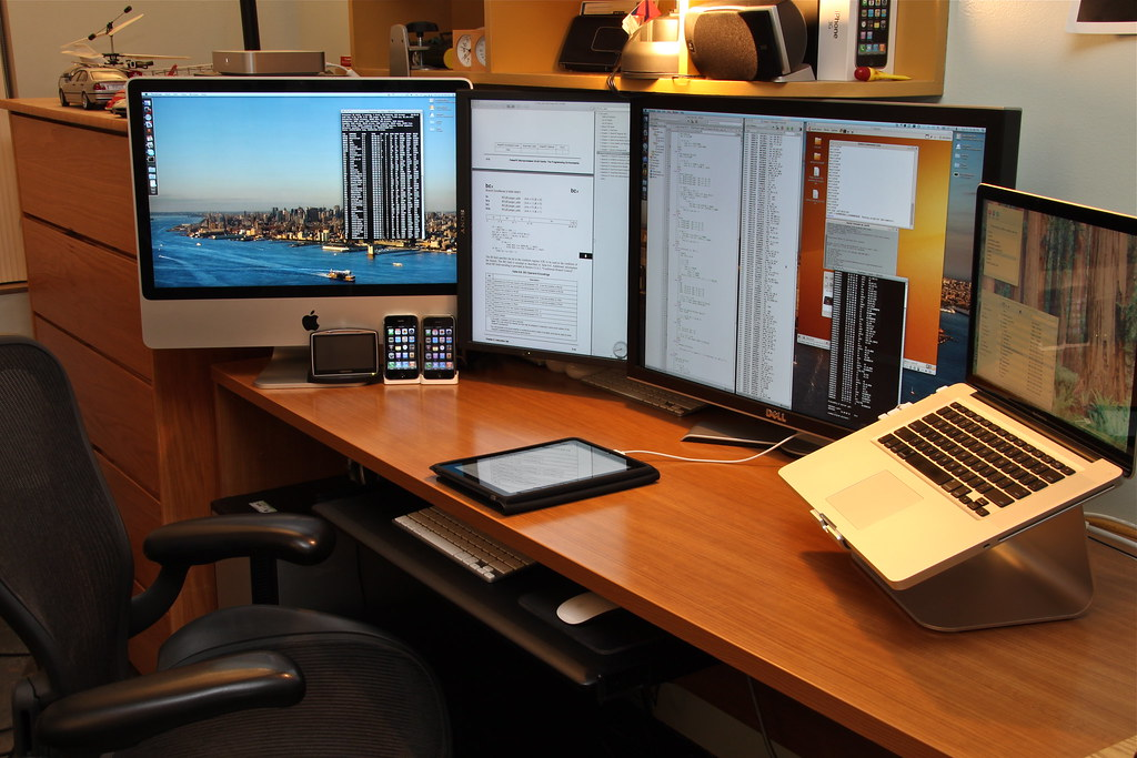 How Having Multiple Monitors Can Help With Day Trading