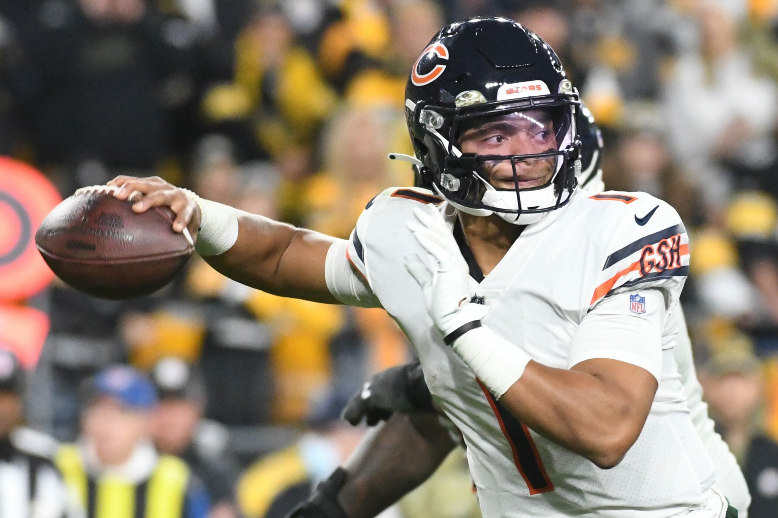 Chicago Bears’ Justin Fields cleared, will begin at QB versus Packers