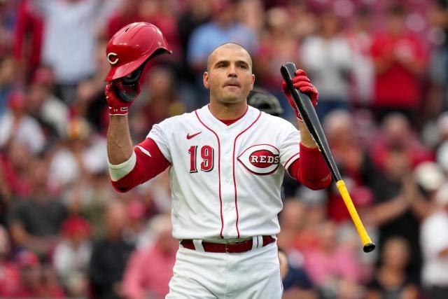 Votto helps the Reds win their ninth straight game and reclaim first place.